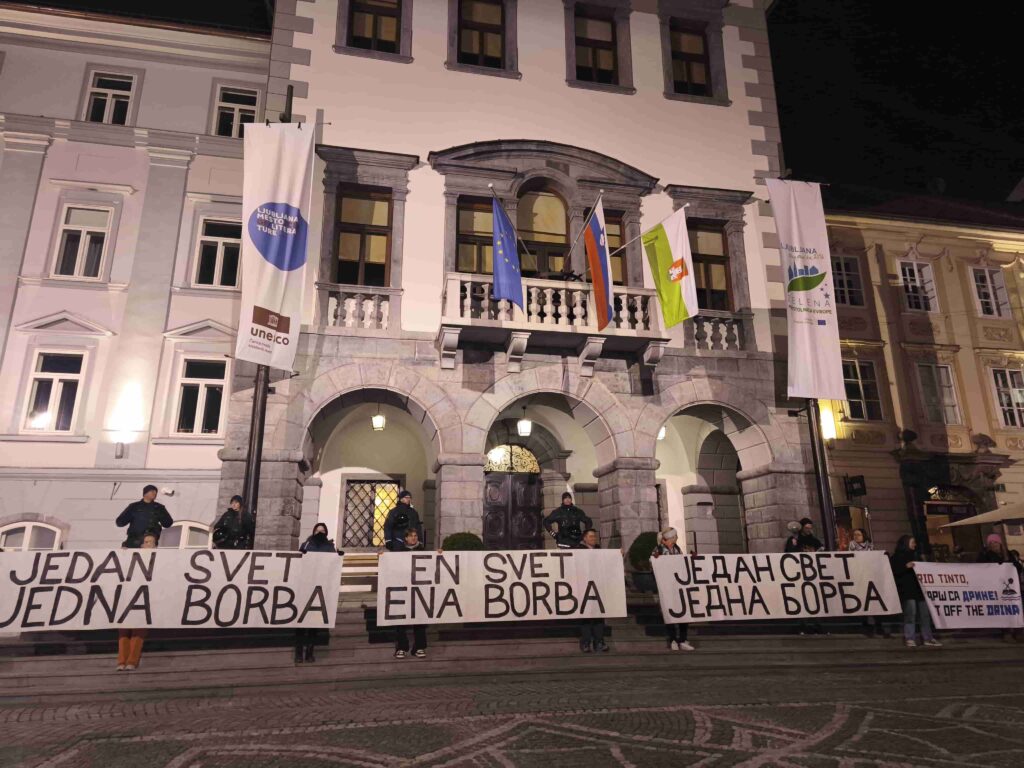 Protest proti ekstraktivistični propagandi in proti izkopavanju litija korporacije Rio Tinto v Srbiji