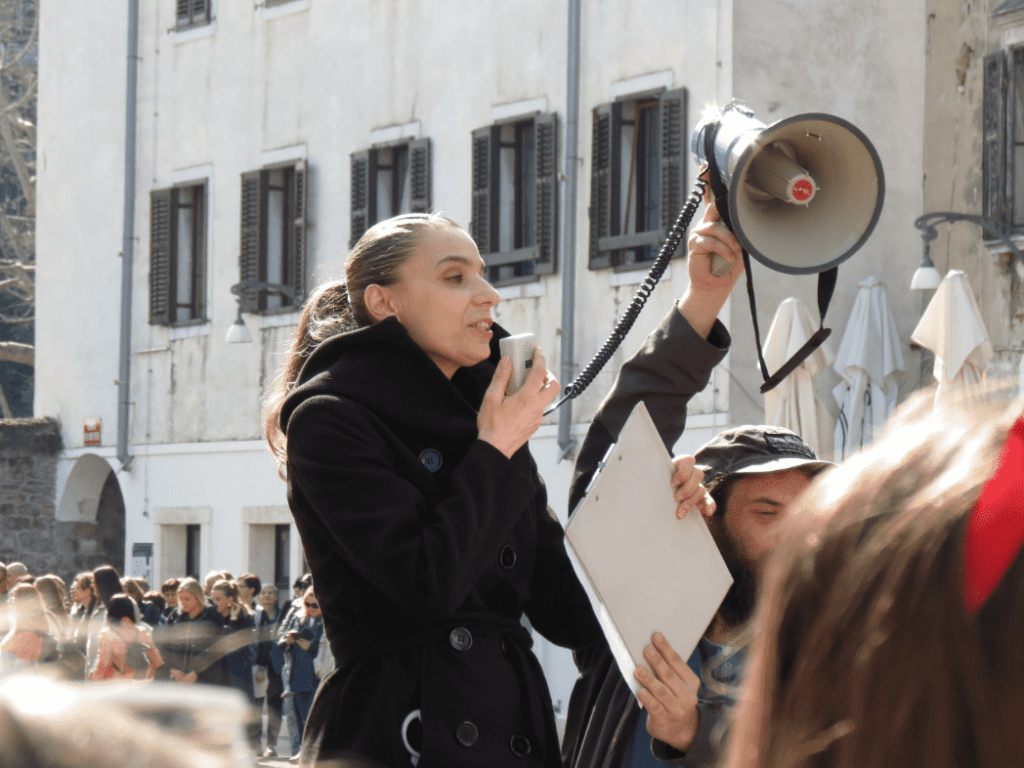 Koper, 8. marec 2025 Feministični shod "Če me stavkamo, svet stoji"