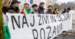 Solidarnostni odbor za Rožavo Tiskovna konferenca pred ameriškim veleposlaništvom 30.1.2026 Ljubljana, Slovenija Solidarity Committee for Rojava Press conference at the US Embassy 30.1.2026 Ljubljana, Slovenia