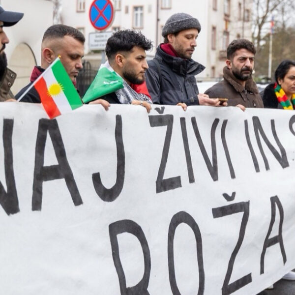 Solidarnostni odbor za Rožavo Tiskovna konferenca pred ameriškim veleposlaništvom 30.1.2026 Ljubljana, Slovenija Solidarity Committee for Rojava Press conference at the US Embassy 30.1.2026 Ljubljana, Slovenia