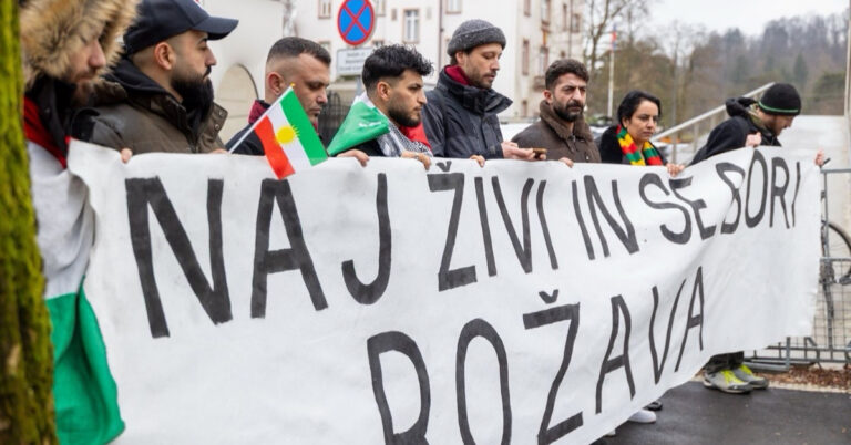 Solidarnostni odbor za Rožavo Tiskovna konferenca pred ameriškim veleposlaništvom 30.1.2026 Ljubljana, Slovenija Solidarity Committee for Rojava Press conference at the US Embassy 30.1.2026 Ljubljana, Slovenia