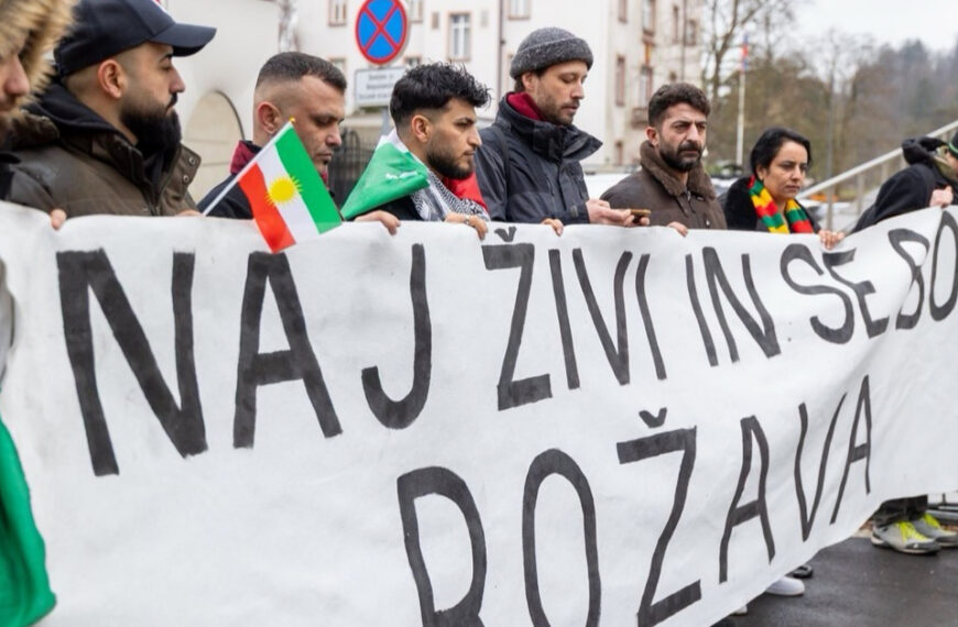 Solidarnostni odbor za Rožavo Tiskovna konferenca pred ameriškim veleposlaništvom 30.1.2026 Ljubljana, Slovenija Solidarity Committee for Rojava Press conference at the US Embassy 30.1.2026 Ljubljana, Slovenia