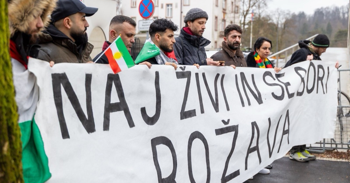 Solidarnostni odbor za Rožavo Tiskovna konferenca pred ameriškim veleposlaništvom 30.1.2026 Ljubljana, Slovenija Solidarity Committee for Rojava Press conference at the US Embassy 30.1.2026 Ljubljana, Slovenia