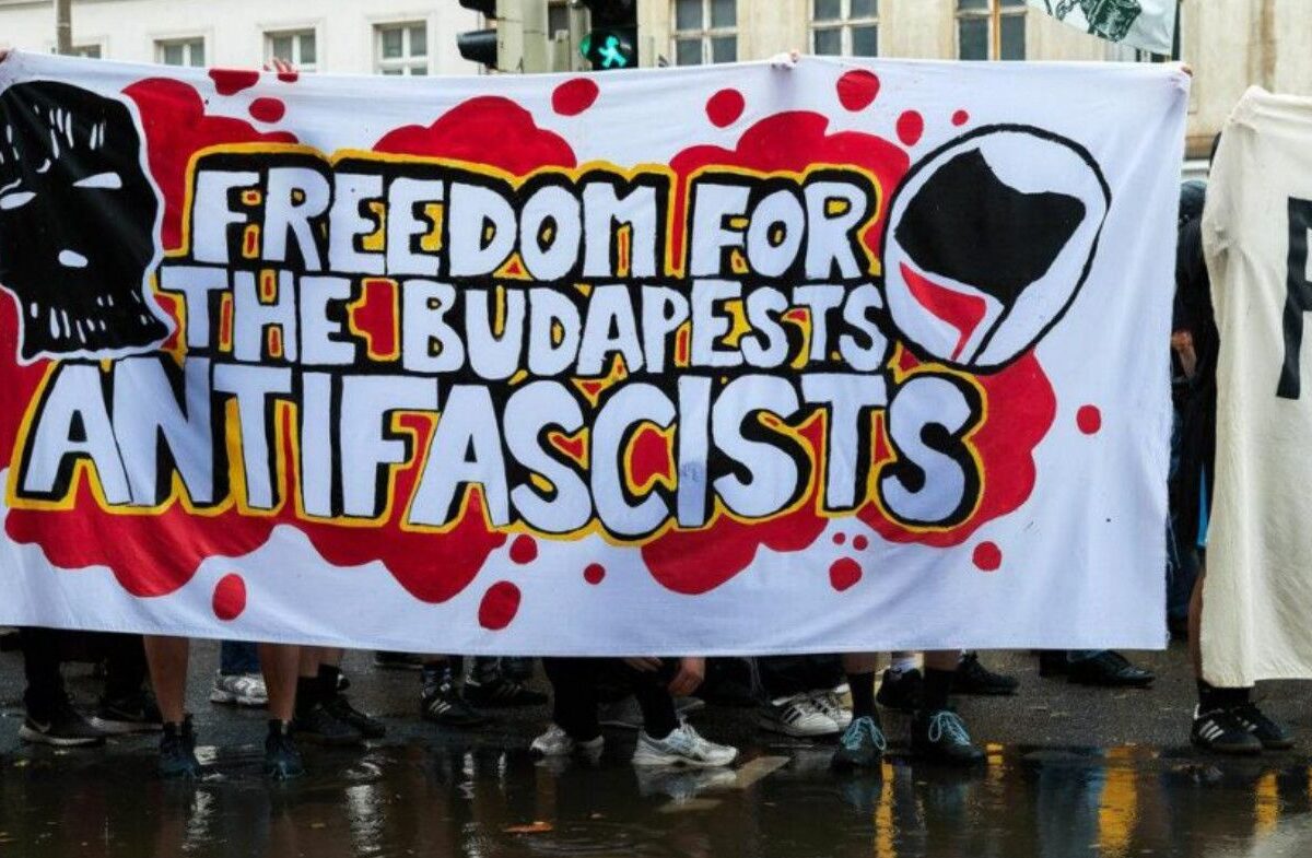 Solidarnost z zaprtimi antifašisti Budimpeškega kompleksa na protestu proti Dnevu časti v Budimpešti 2026