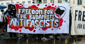 Solidarnost z zaprtimi antifašisti Budimpeškega kompleksa na protestu proti Dnevu časti v Budimpešti 2026