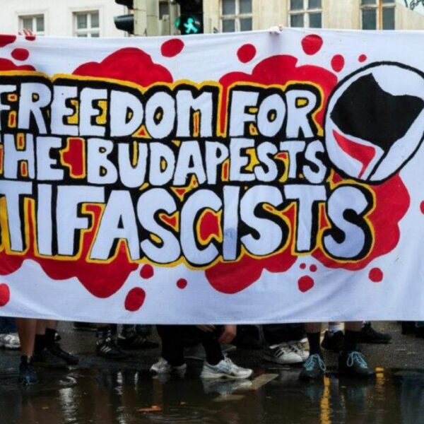 Solidarnost z zaprtimi antifašisti Budimpeškega kompleksa na protestu proti Dnevu časti v Budimpešti 2026