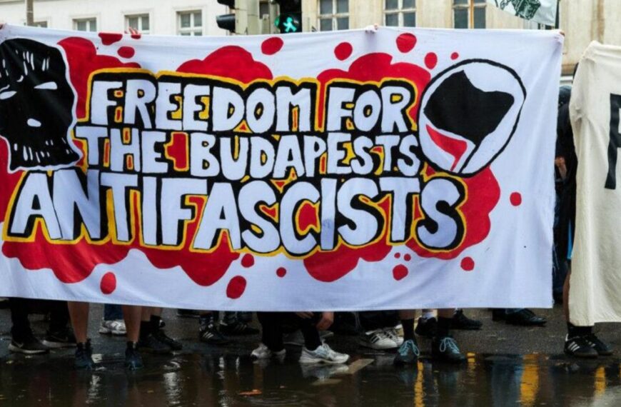 Solidarnost z zaprtimi antifašisti Budimpeškega kompleksa na protestu proti Dnevu časti v Budimpešti 2026